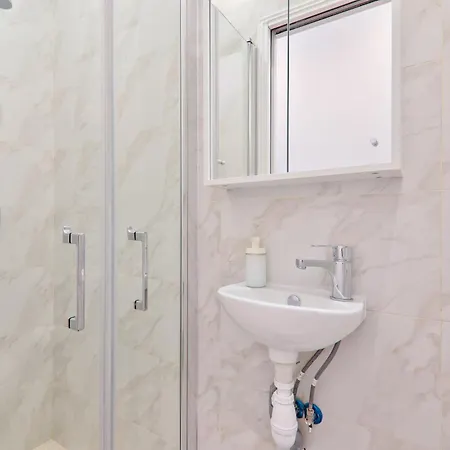 2 Bedroom Quartier Le Marais Free Netflix